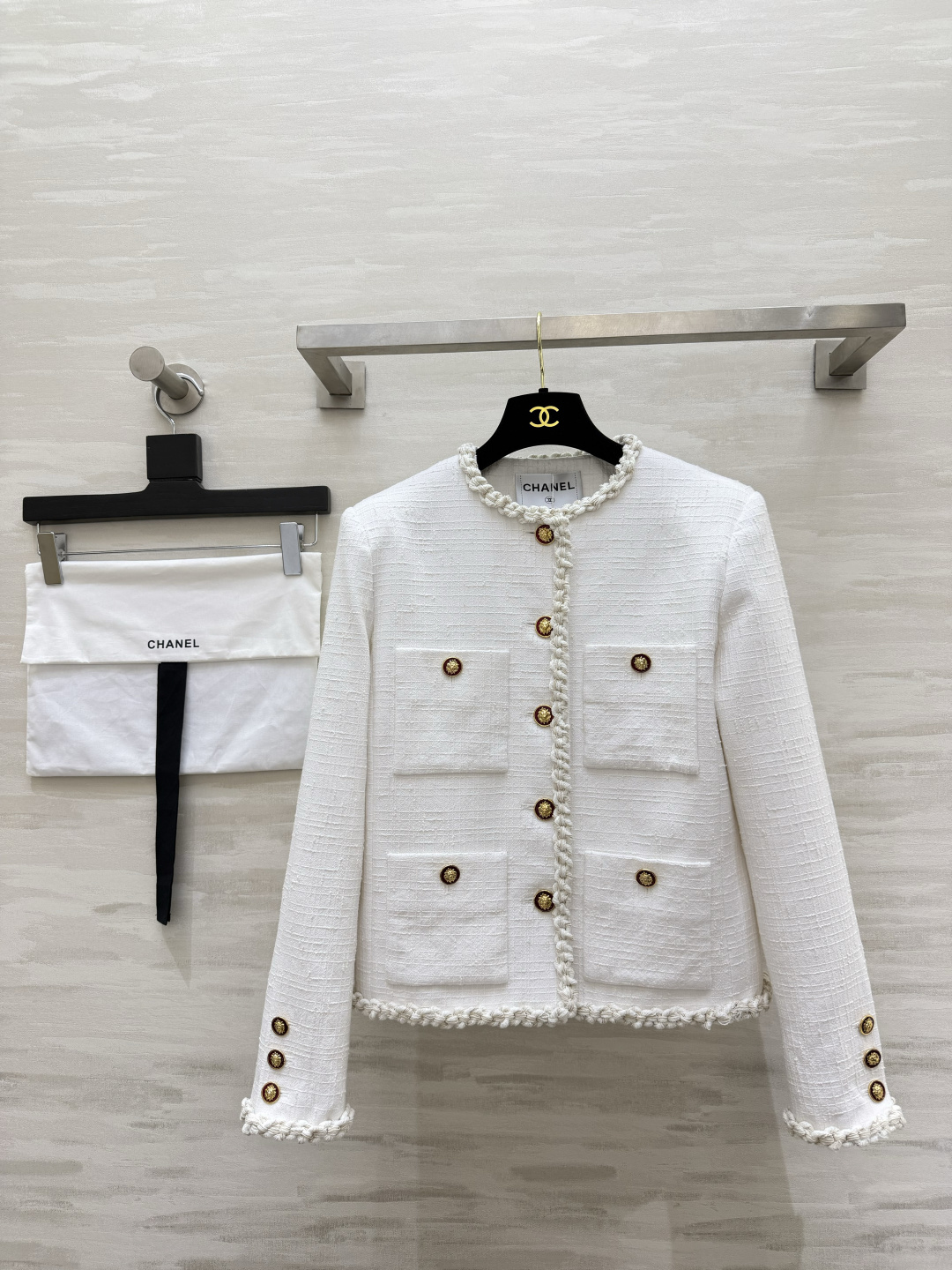 Chane♡²⁶奶白小香外套🤍手工编织包边｜复古雕花金扣 四口袋设计 层次饱满 短款剪裁显高显瘦 肌理粗纺面料 质感在线