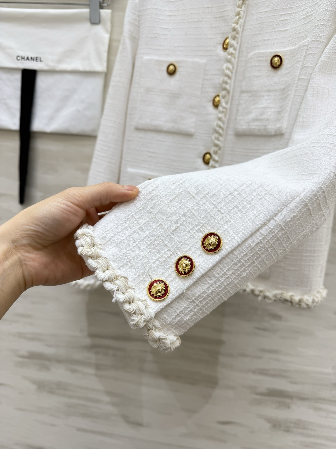 Chane♡²⁶奶白小香外套🤍手工编织包边｜复古雕花金扣 四口袋设计 层次饱满 短款剪裁显高显瘦 肌理粗纺面料 质感在线