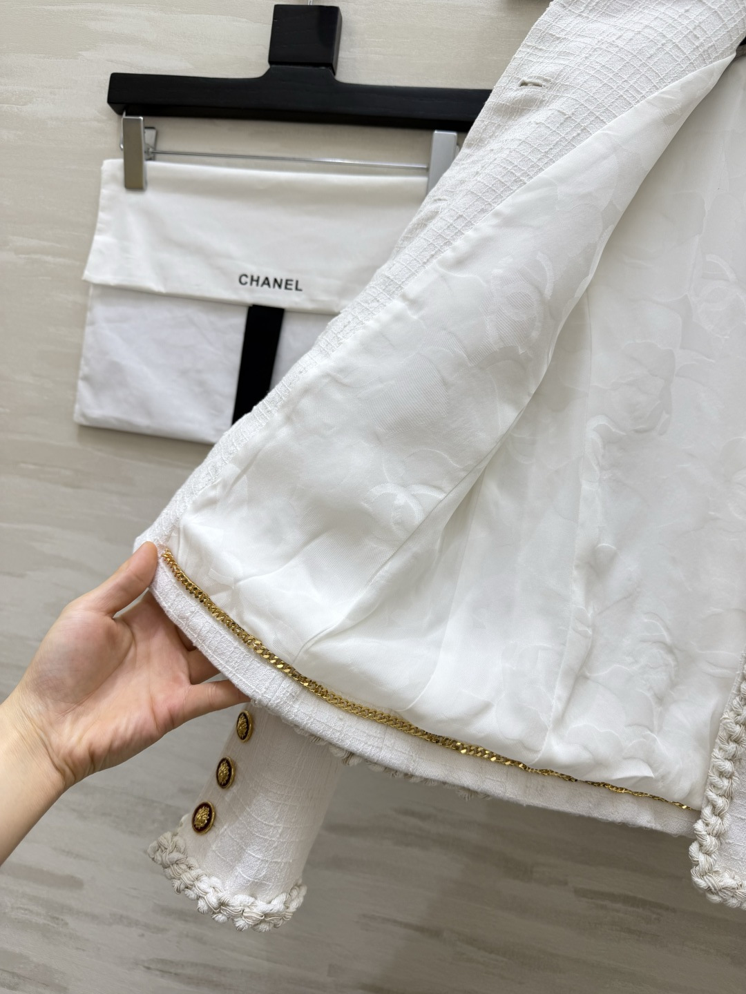 Chane♡²⁶奶白小香外套🤍手工编织包边｜复古雕花金扣 四口袋设计 层次饱满 短款剪裁显高显瘦 肌理粗纺面料 质感在线