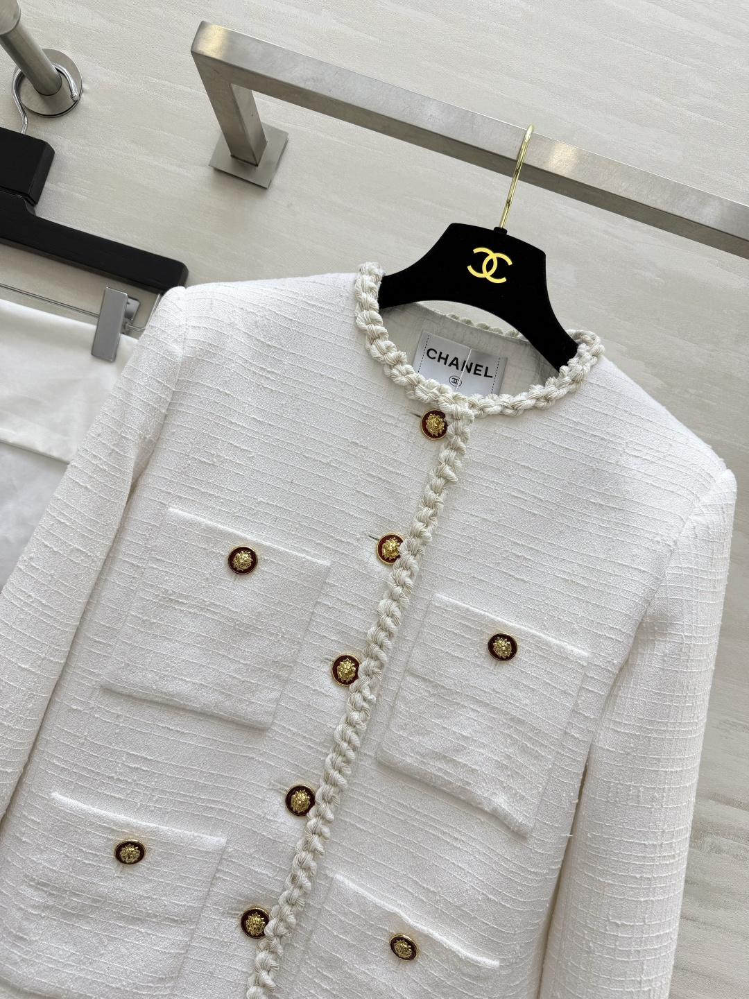 Chane♡²⁶奶白小香外套🤍手工编织包边｜复古雕花金扣 四口袋设计 层次饱满 短款剪裁显高显瘦 肌理粗纺面料 质感在线