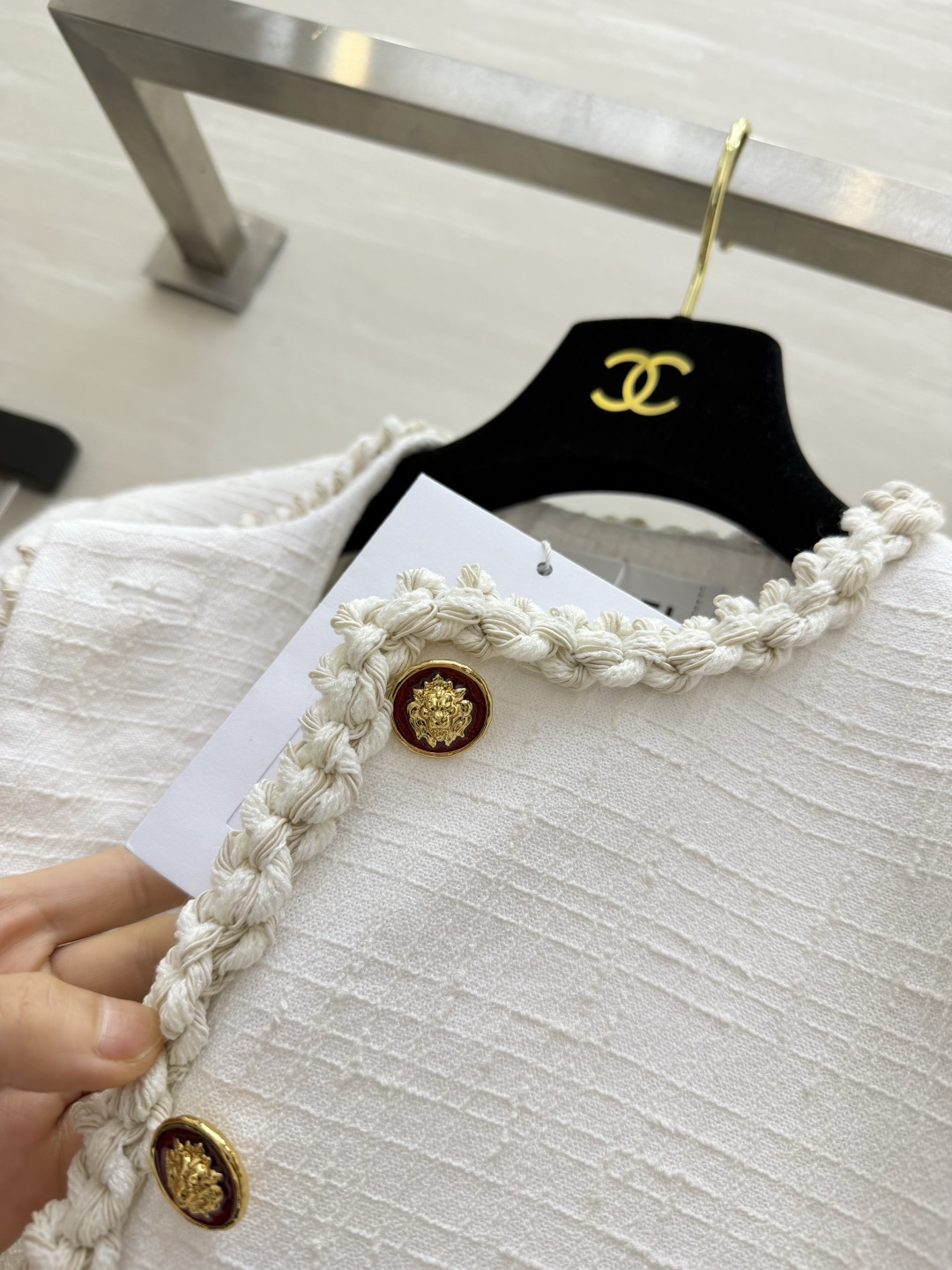 Chane♡²⁶奶白小香外套🤍手工编织包边｜复古雕花金扣 四口袋设计 层次饱满 短款剪裁显高显瘦 肌理粗纺面料 质感在线