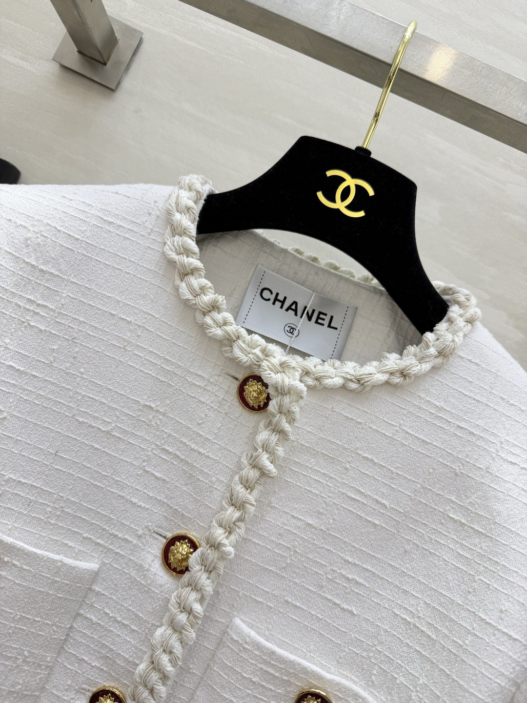 Chane♡²⁶奶白小香外套🤍手工编织包边｜复古雕花金扣 四口袋设计 层次饱满 短款剪裁显高显瘦 肌理粗纺面料 质感在线