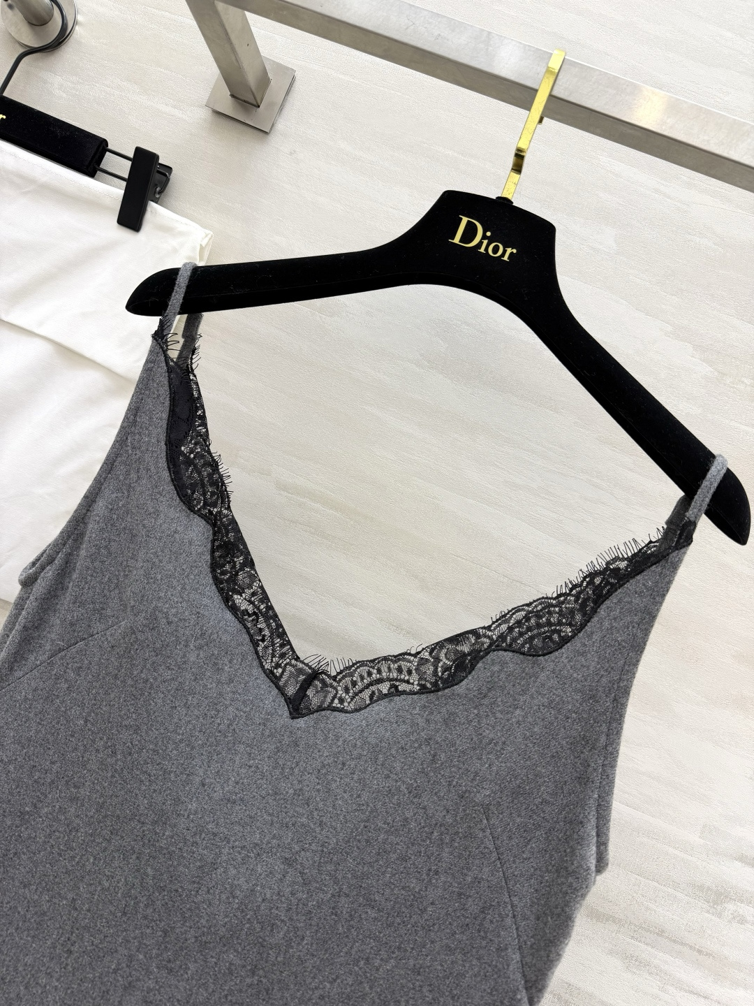 DIO♡²⁶灰色蕾丝吊带连衣裙🖤V领睫毛蕾丝领口｜下摆蕾丝拼接 垂顺细腻羊毛混纺面料 版型合身单穿精致 外搭外套氛围感十