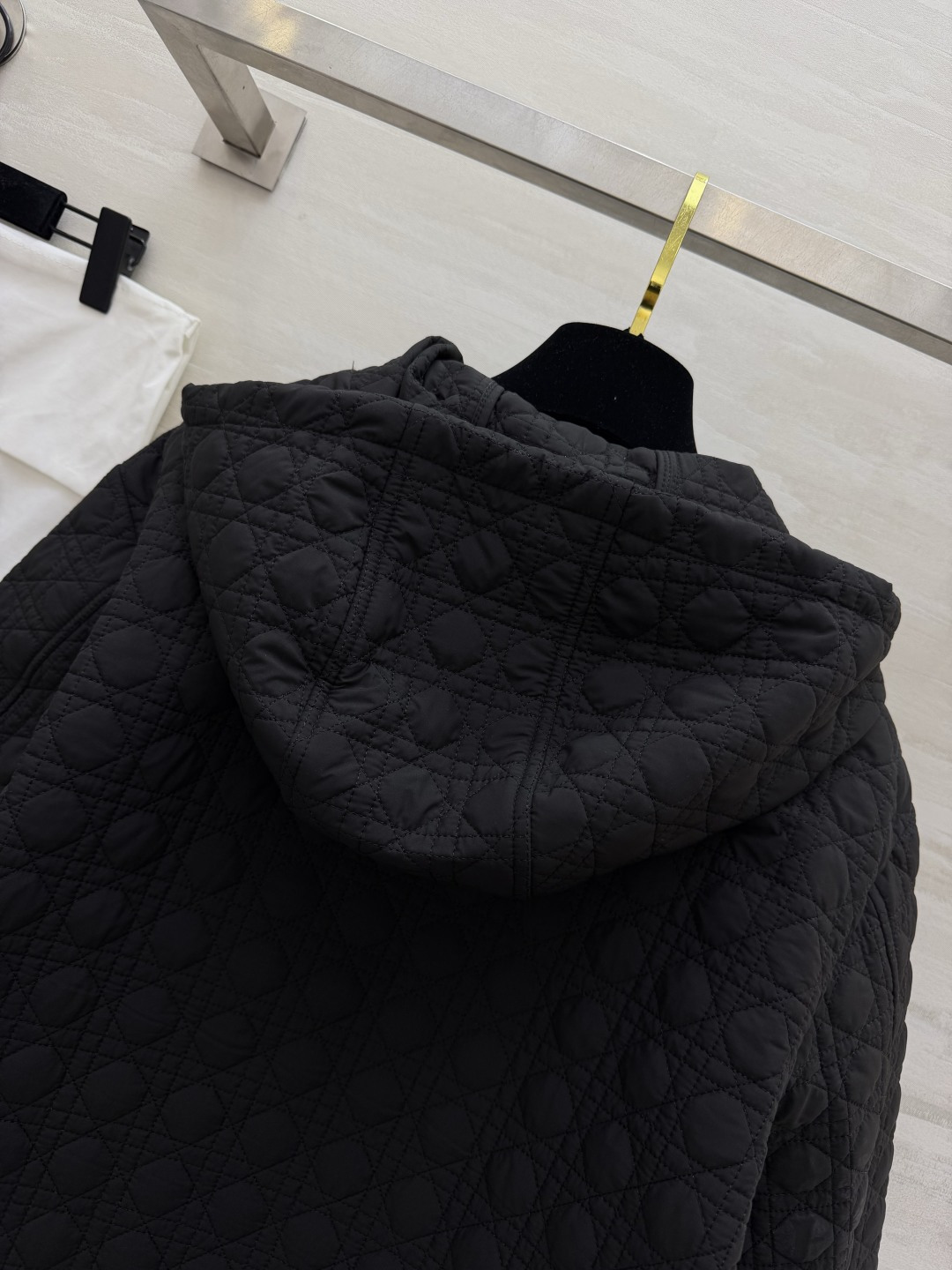 DIO♡²⁶黑色菱格连帽棉服✨菱格绗缝工艺 轻便有型 抽绳连帽 侧边拉链口袋 短款剪裁显高利落休闲大气 早秋刚需百搭款 