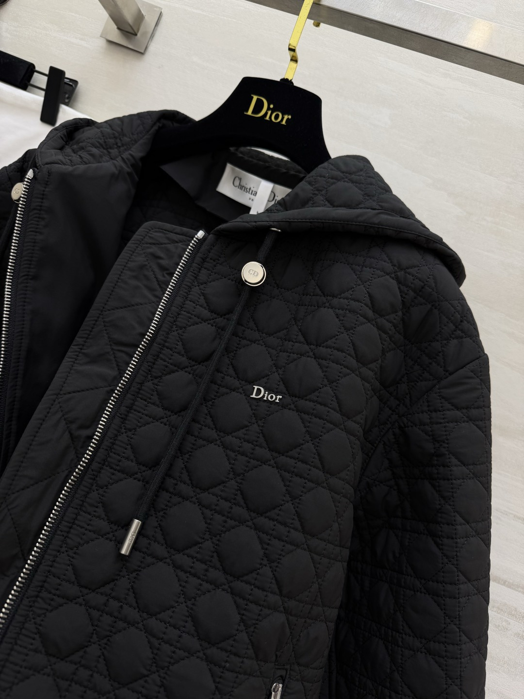 DIO♡²⁶黑色菱格连帽棉服✨菱格绗缝工艺 轻便有型 抽绳连帽 侧边拉链口袋 短款剪裁显高利落休闲大气 早秋刚需百搭款 