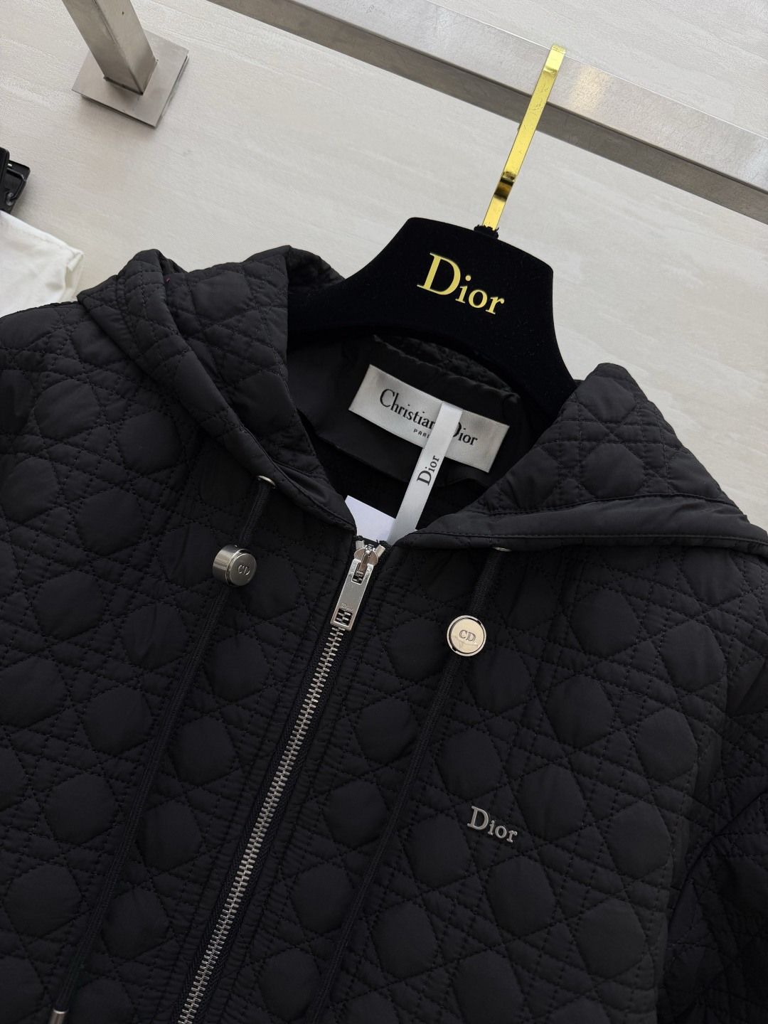 DIO♡²⁶黑色菱格连帽棉服✨菱格绗缝工艺 轻便有型 抽绳连帽 侧边拉链口袋 短款剪裁显高利落休闲大气 早秋刚需百搭款 
