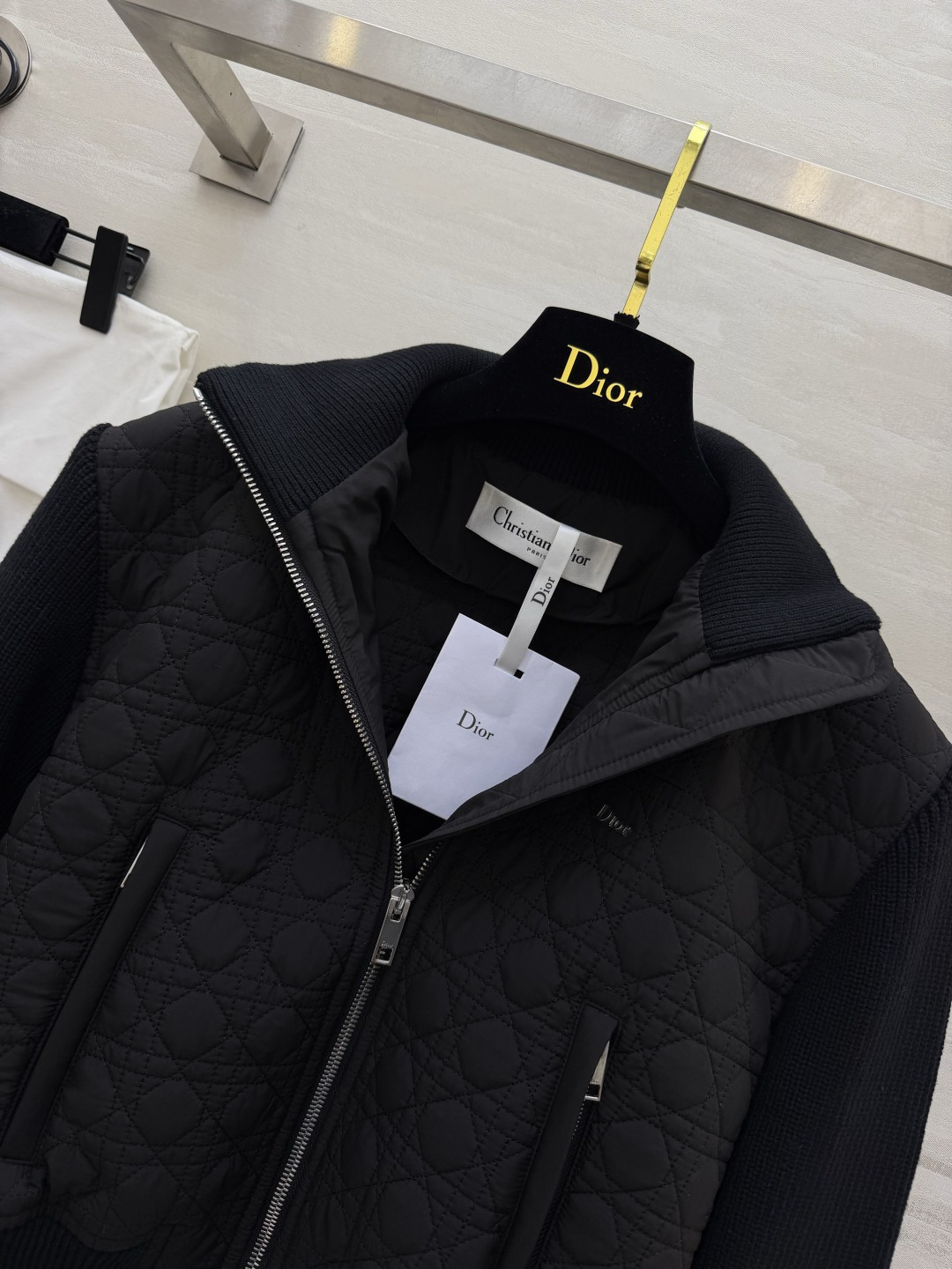 DIO♡²⁶菱格拼接短款棉服外套🖤绗缝衣身 针织袖 别致拼接 立领拉链设计 利落有型 高腰短版 显高拉长比例 轻便好搭 