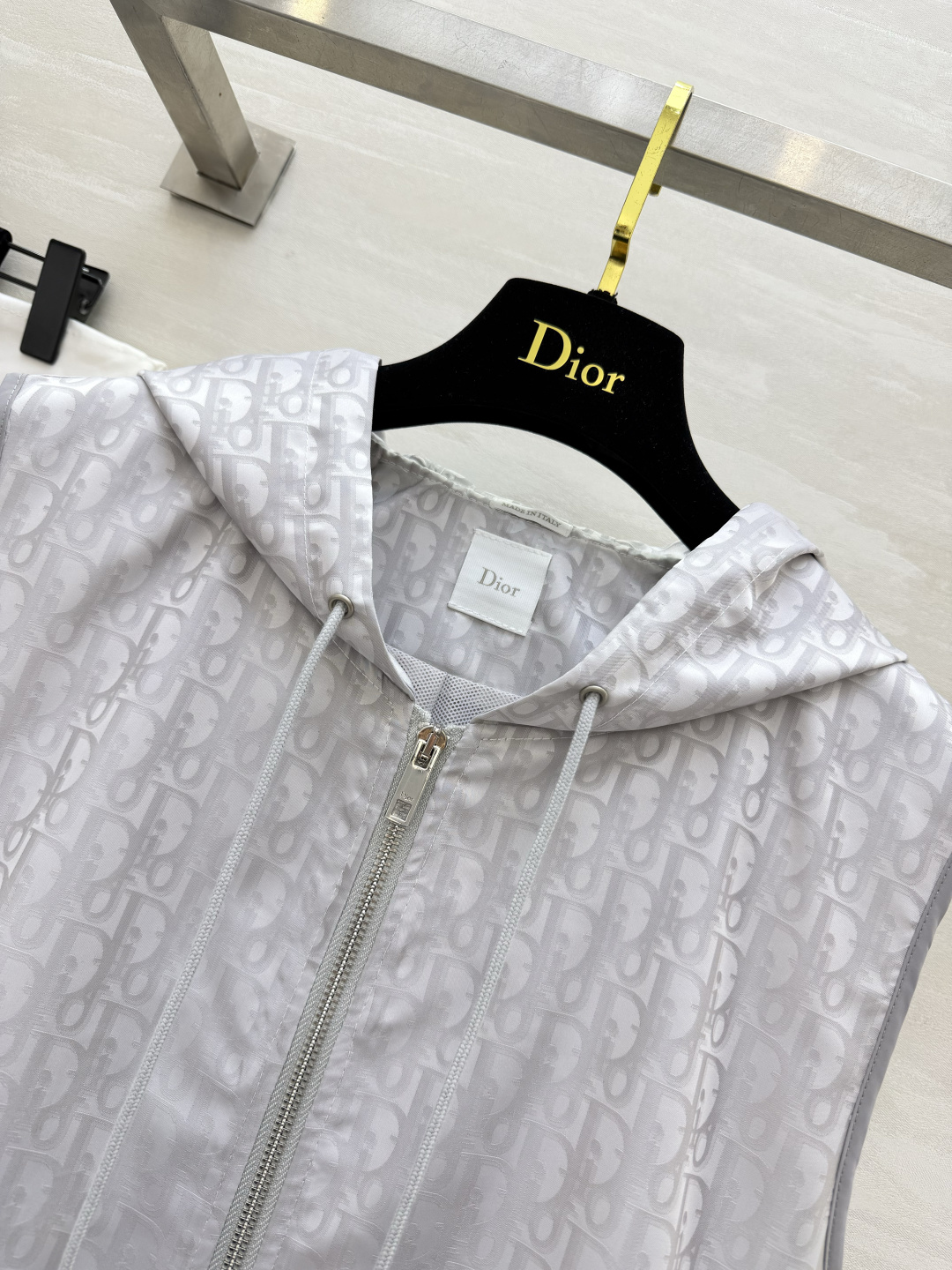 DIO♡²⁶浅灰老花连帽马甲🤍暗纹满印提花 低调有辨识度 帽口、下摆双抽绳 随心调整版型 拉链口袋 实用耐看 轻盈透气 