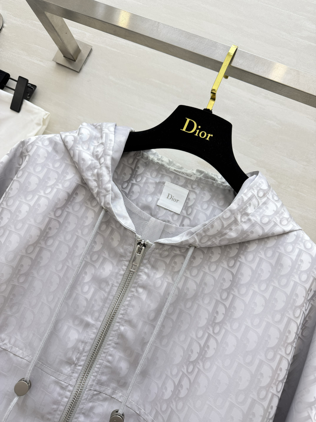 DIO♡²⁶浅灰老花连帽外套✨通体暗纹提花 低调显贵 帽口下摆双抽绳 版型随心调整 轻薄透气 防风耐穿 休闲百搭 早秋出
