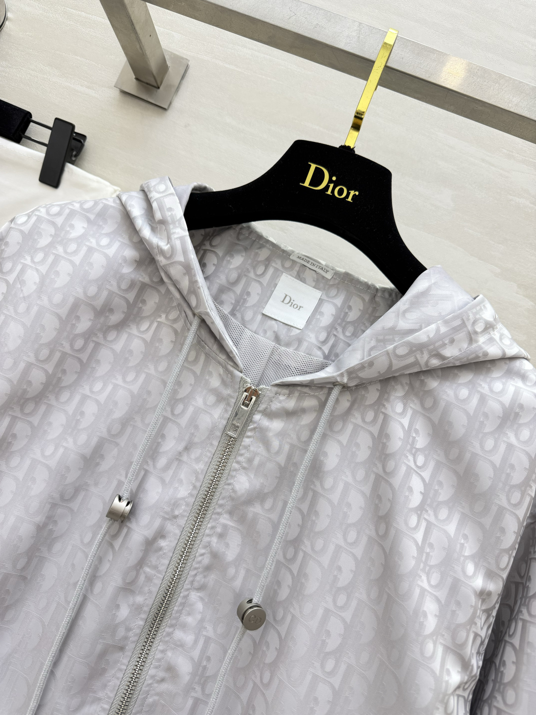 DIO♡²⁶浅灰老花收腰连帽外套🤍通体暗纹提花 低调显贵 腰部抽绳收腰 轻松打造腰线 连帽 束口袖口 休闲利落 轻薄透气