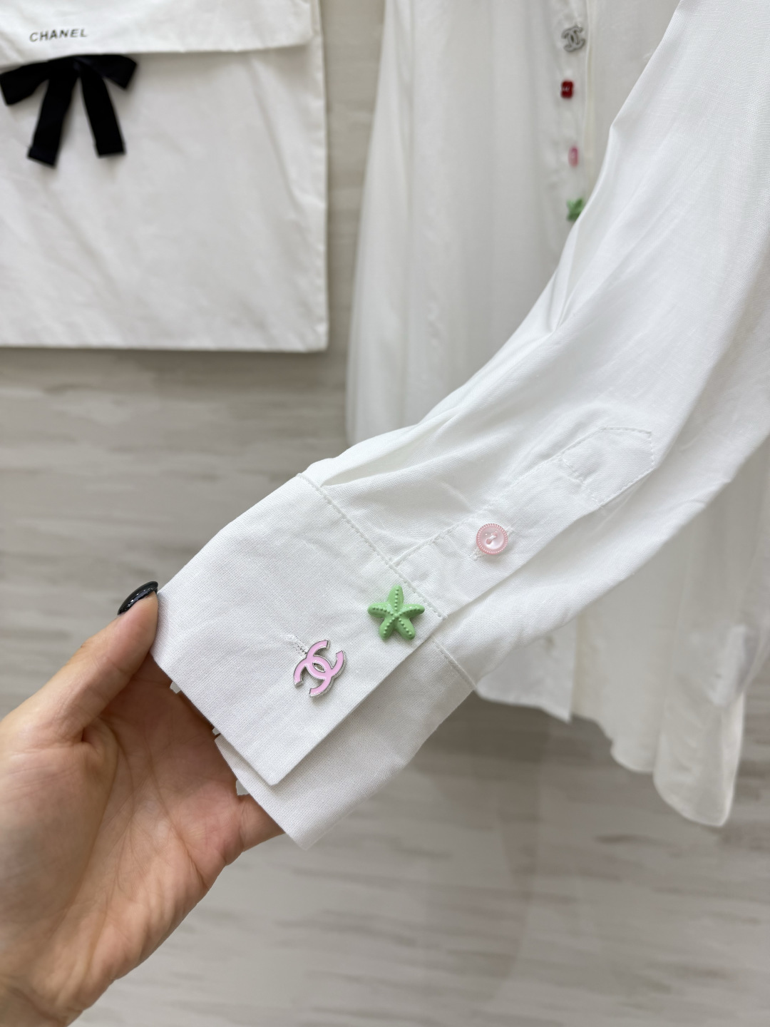 Chane♡²⁶彩扣刺绣🪡衬衣 被这件白衬衫的细节狠狠拿捏了！超治愈的彩虹彩扣 口袋刺绣 每一颗纽扣都藏着小心思 温柔又