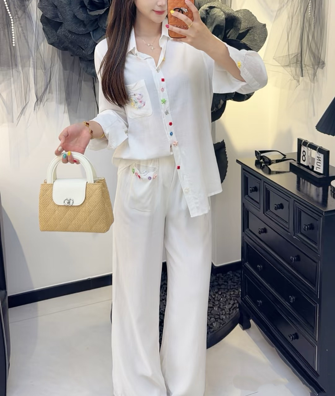#Chane♡²⁶彩扣阔腿裤 口袋上的彩虹彩扣 每一颗都超有灵气 软乎乎的垂坠棉麻面料 上身自带清冷松弛感 高腰抽绳设计 #Chane♡²⁶彩扣阔腿裤 口袋上的彩虹彩扣 每一颗都超有灵气 软乎乎的垂坠棉麻面料 上身自带清冷松弛感 高腰抽绳设计