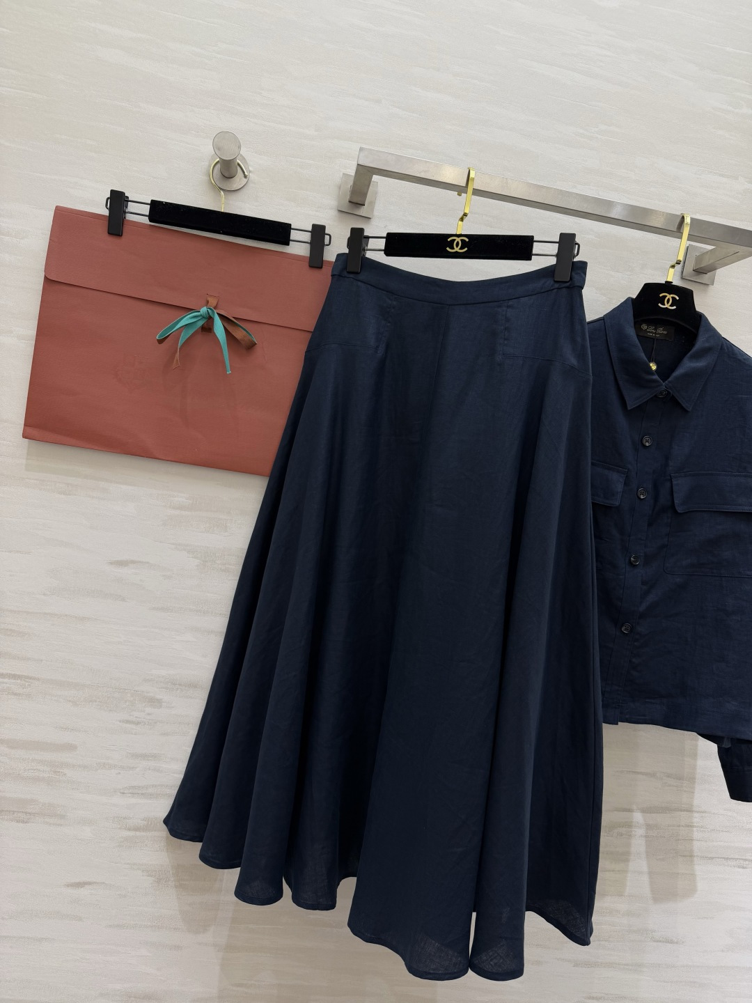 LoroPian♡²⁶亚麻套装 自带松弛自在的氛围感 翻领衬衫 天然亚麻面料肌理清晰 透气干爽 双口袋设计增添工装随性格