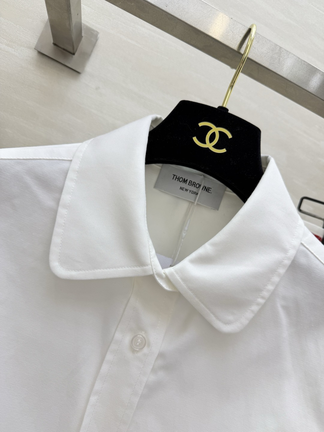 Thom brow♡²⁶学院风套装 干净利落自带青春氛围感 短款翻领衬衫 挺括棉质面料 版型利落精神 袖间标志性织带点缀 Thom brow♡²⁶学院风套装 干净利落自带青春氛围感 短款翻领衬衫 挺括棉质面料 版型利落精神 袖间标志性织带点缀