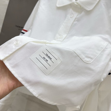 Thom brow♡²⁶学院风套装 干净利落自带青春氛围感 短款翻领衬衫 挺括棉质面料 版型利落精神 袖间标志性织带点缀 Thom brow♡²⁶学院风套装 干净利落自带青春氛围感 短款翻领衬衫 挺括棉质面料 版型利落精神 袖间标志性织带点缀