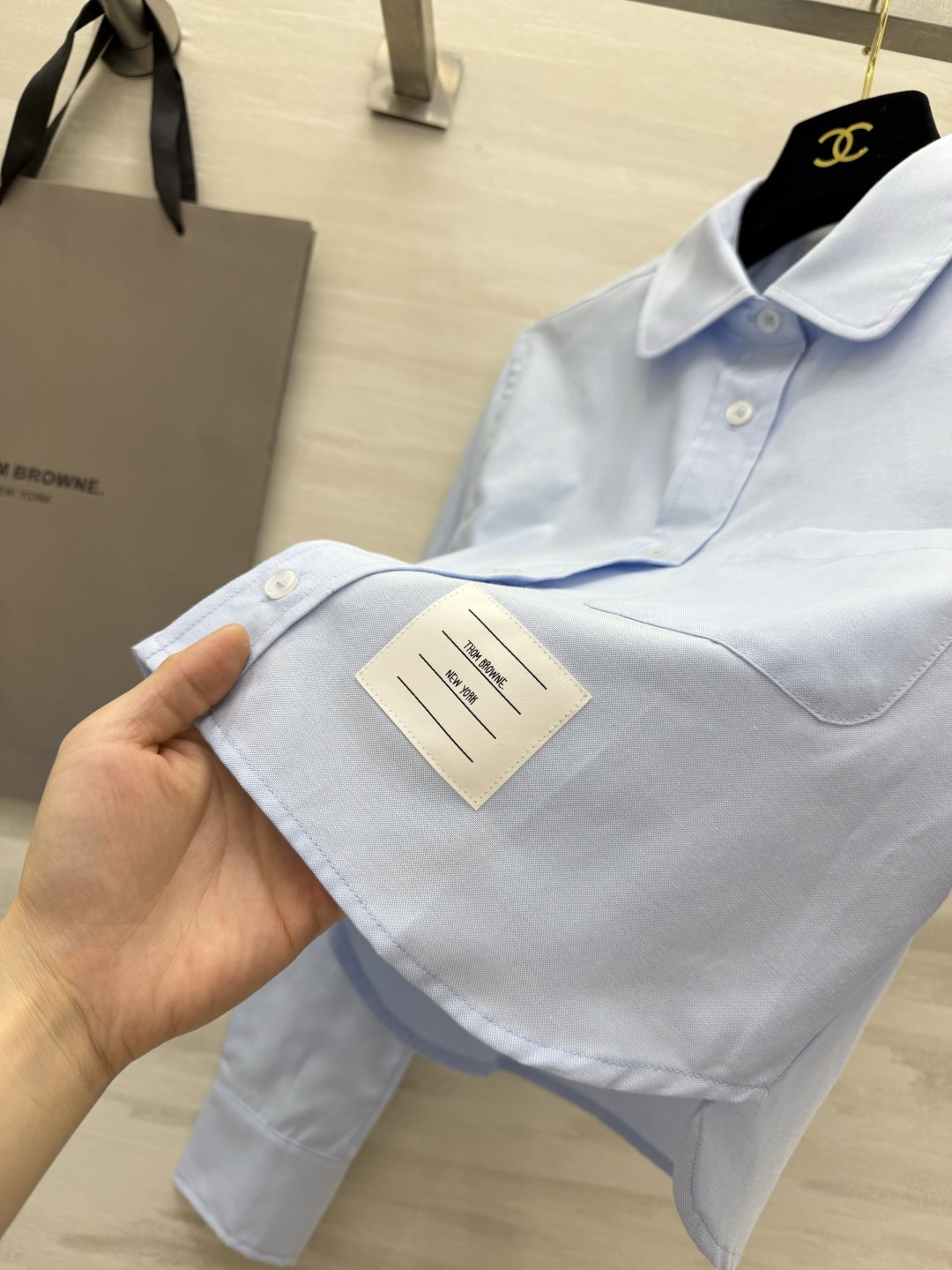 Thom brow♡²⁶学院风套装 干净利落自带青春氛围感 短款翻领衬衫 挺括棉质面料 版型利落精神 袖间标志性织带点缀 Thom brow♡²⁶学院风套装 干净利落自带青春氛围感 短款翻领衬衫 挺括棉质面料 版型利落精神 袖间标志性织带点缀