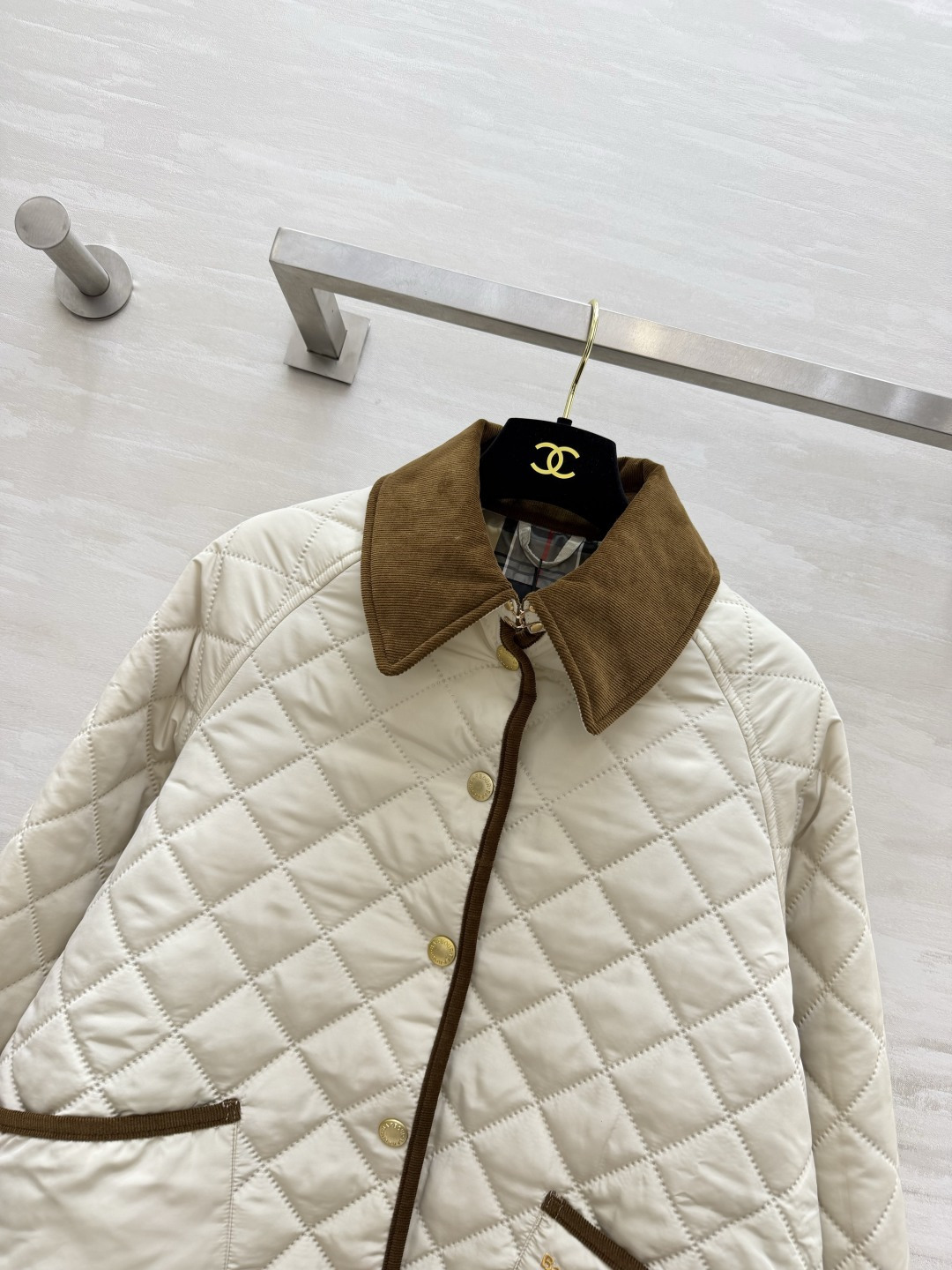 Barbou♡²⁶经典菱格绗缝棉服上新🤎复古灯芯绒撞色领边 瞬间拉满英伦氛围感 利落宽松款版型 随性松弛 金属圆扣精致耐