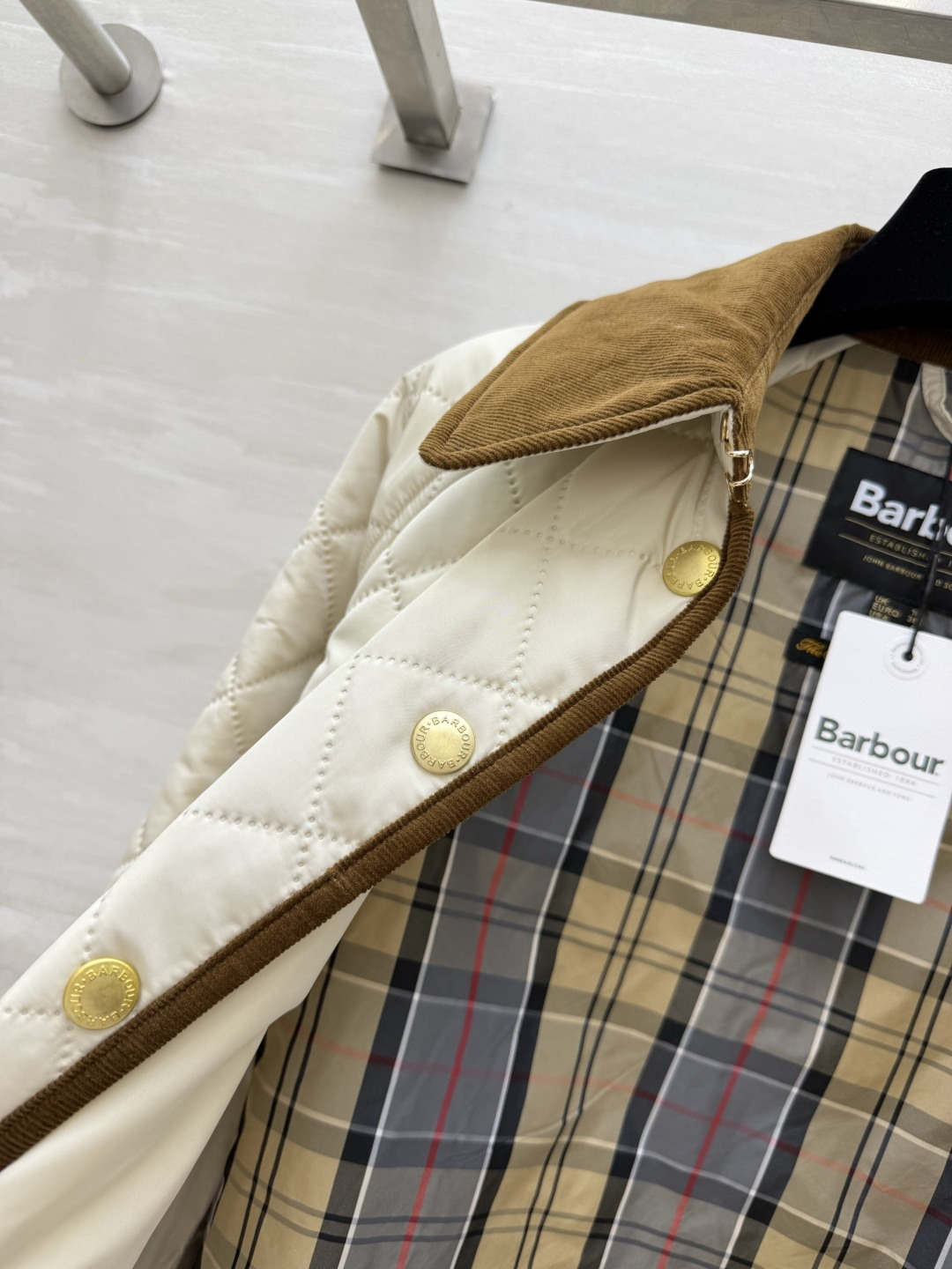 Barbou♡²⁶经典菱格绗缝棉服上新🤎复古灯芯绒撞色领边 瞬间拉满英伦氛围感 利落宽松款版型 随性松弛 金属圆扣精致耐