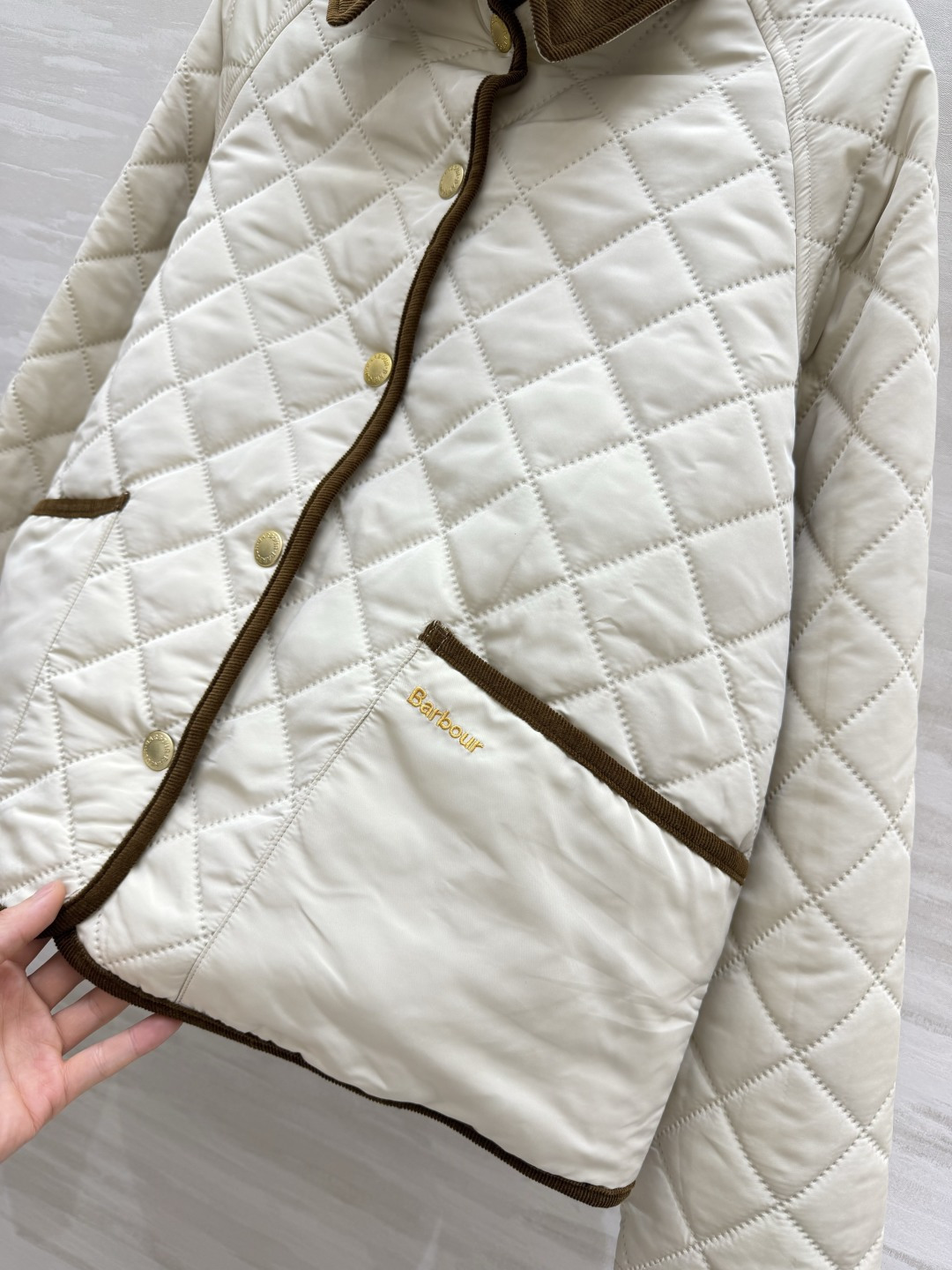 Barbou♡²⁶经典菱格绗缝棉服上新🤎复古灯芯绒撞色领边 瞬间拉满英伦氛围感 利落宽松款版型 随性松弛 金属圆扣精致耐