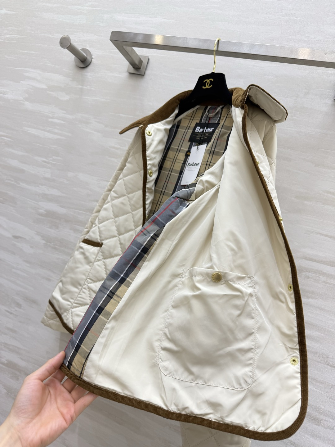 Barbou♡²⁶经典菱格绗缝棉服上新🤎复古灯芯绒撞色领边 瞬间拉满英伦氛围感 利落宽松款版型 随性松弛 金属圆扣精致耐