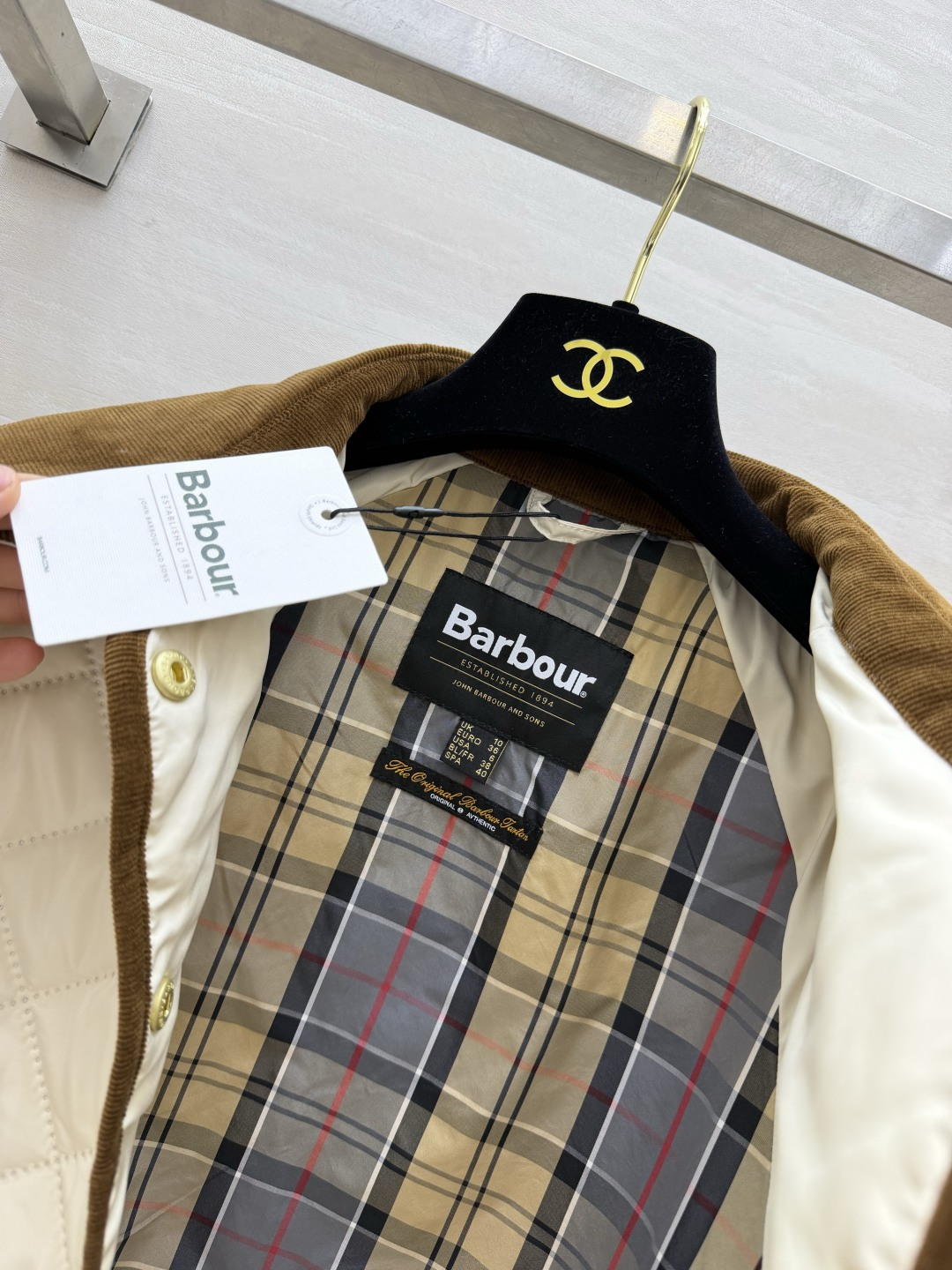 Barbou♡²⁶经典菱格绗缝棉服上新🤎复古灯芯绒撞色领边 瞬间拉满英伦氛围感 利落宽松款版型 随性松弛 金属圆扣精致耐