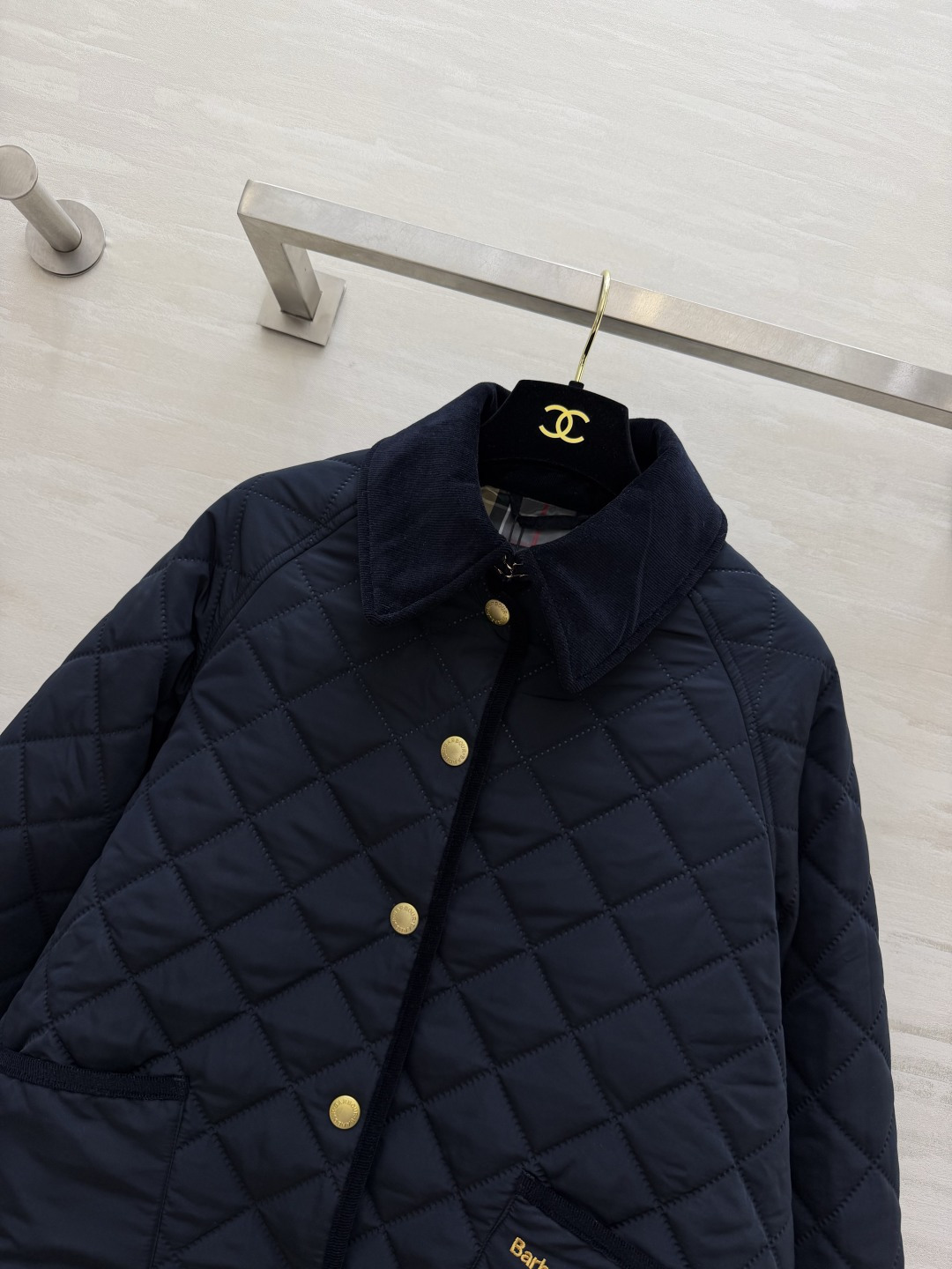 Barbou♡²⁶经典菱格绗缝棉服上新🤎复古灯芯绒撞色领边 瞬间拉满英伦氛围感 利落宽松款版型 随性松弛 金属圆扣精致耐 Barbou♡²⁶经典菱格绗缝棉服上新🤎复古灯芯绒撞色领边 瞬间拉满英伦氛围感 利落宽松款版型 随性松弛 金属圆扣精致耐