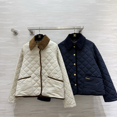 Barbou♡²⁶经典菱格绗缝棉服上新🤎复古灯芯绒撞色领边 瞬间拉满英伦氛围感 利落宽松款版型 随性松弛 金属圆扣精致耐 Barbou♡²⁶经典菱格绗缝棉服上新🤎复古灯芯绒撞色领边 瞬间拉满英伦氛围感 利落宽松款版型 随性松弛 金属圆扣精致耐