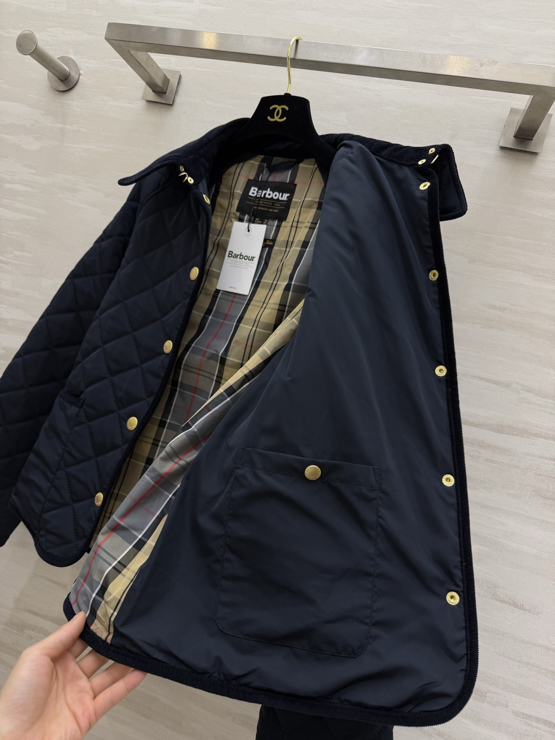 Barbou♡²⁶经典菱格绗缝棉服上新🤎复古灯芯绒撞色领边 瞬间拉满英伦氛围感 利落宽松款版型 随性松弛 金属圆扣精致耐 Barbou♡²⁶经典菱格绗缝棉服上新🤎复古灯芯绒撞色领边 瞬间拉满英伦氛围感 利落宽松款版型 随性松弛 金属圆扣精致耐