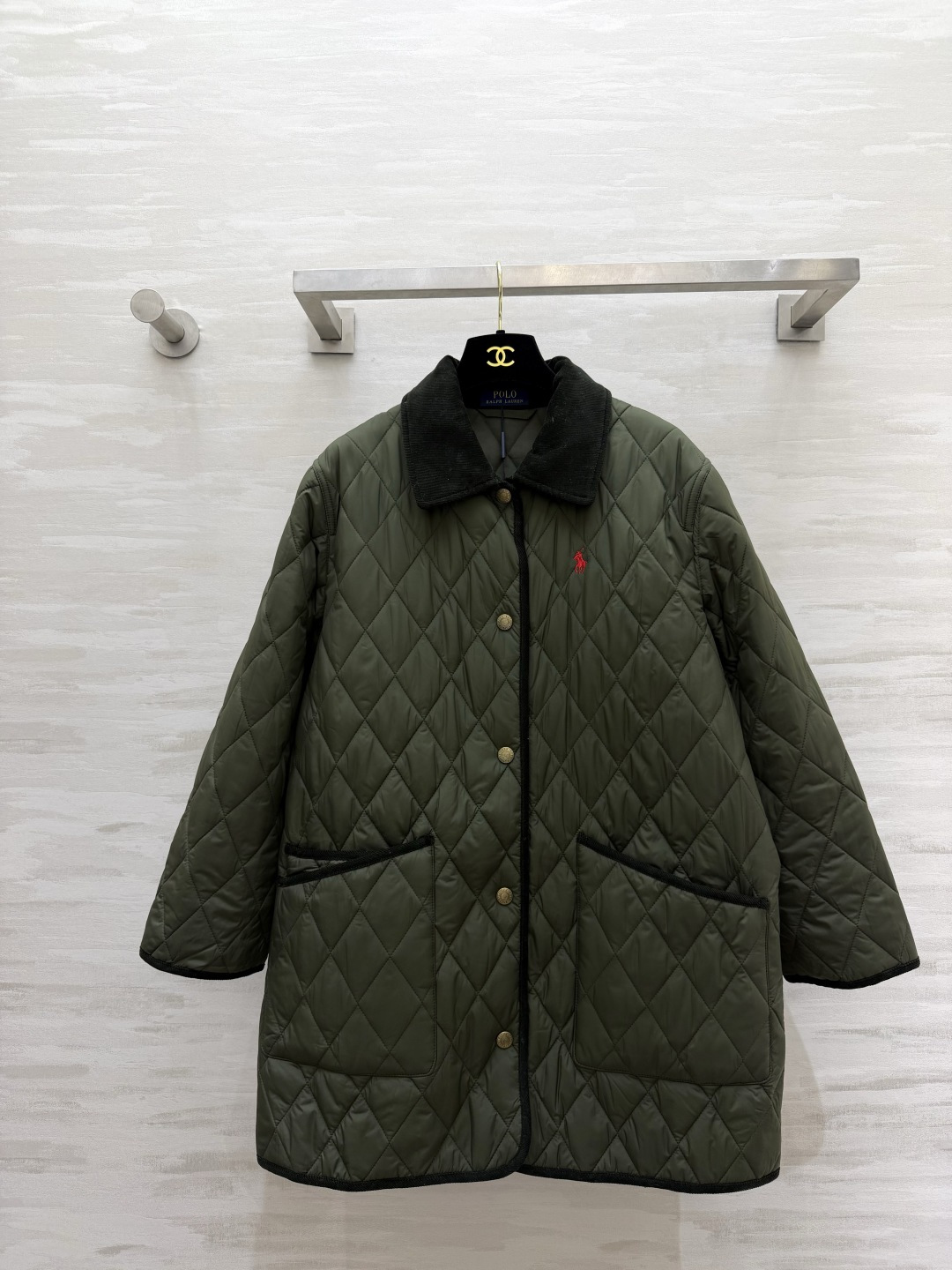 POLO²⁶复古菱格中长款棉服上新🌿灯芯绒翻领 自带经典英伦气质 工整的菱形绗缝 锁棉均匀 上身轻盈不臃肿 精致小马刺绣