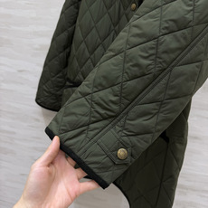 POLO²⁶复古菱格中长款棉服上新🌿灯芯绒翻领 自带经典英伦气质 工整的菱形绗缝 锁棉均匀 上身轻盈不臃肿 精致小马刺绣 POLO²⁶复古菱格中长款棉服上新🌿灯芯绒翻领 自带经典英伦气质 工整的菱形绗缝 锁棉均匀 上身轻盈不臃肿 精致小马刺绣