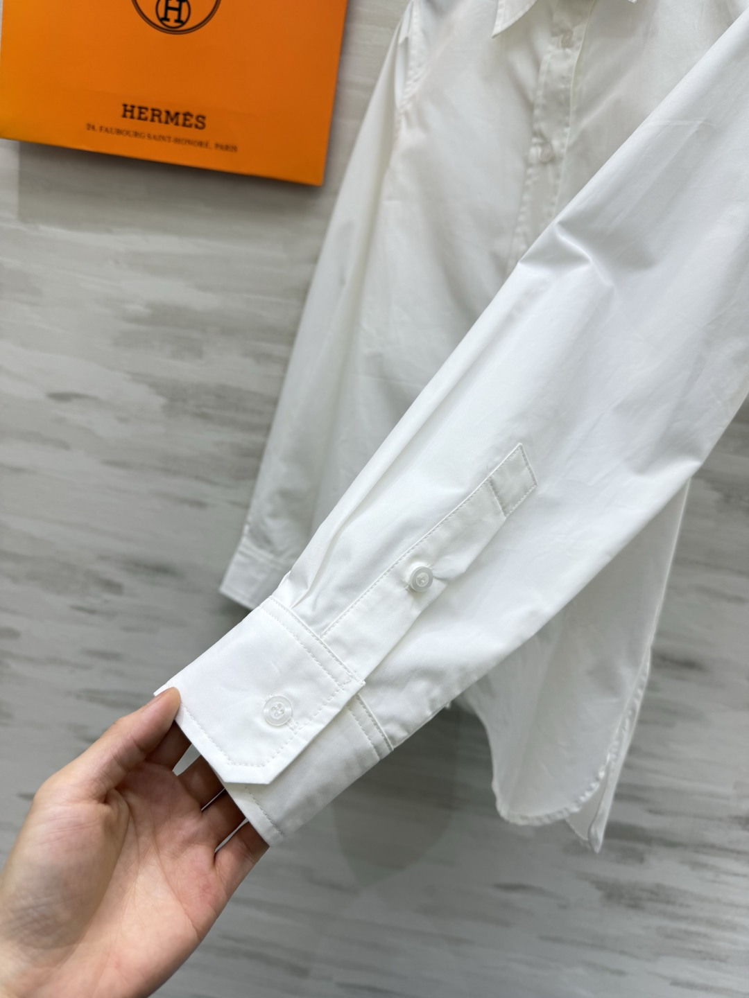 Hermè♡²⁶刺绣骏马长袖衬衫 高支顺滑棉质面料 垂坠抗皱 触感细腻有筋骨 哑光高级质感 经典尖领版型 同色系纽扣门襟