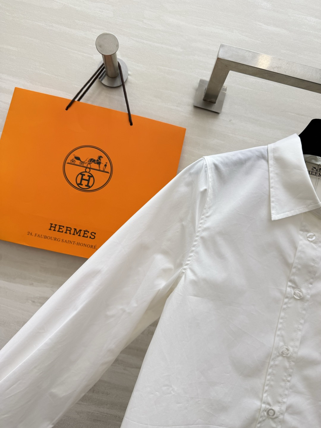 Hermè♡²⁶刺绣骏马长袖衬衫 高支顺滑棉质面料 垂坠抗皱 触感细腻有筋骨 哑光高级质感 经典尖领版型 同色系纽扣门襟