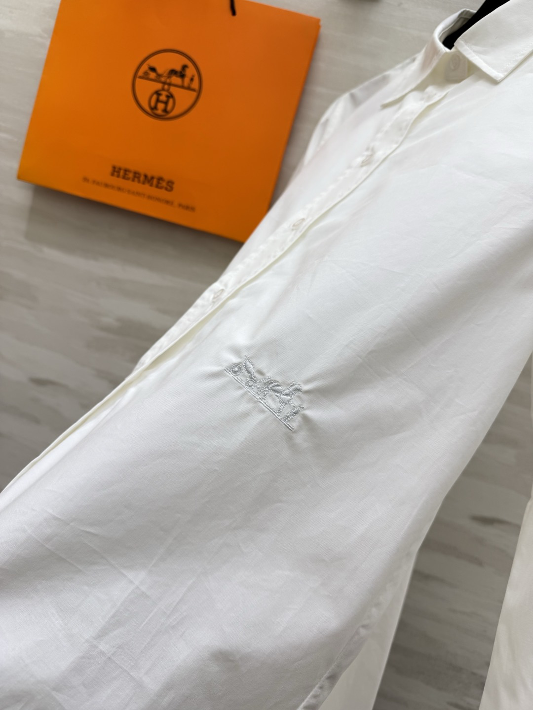 Hermè♡²⁶刺绣骏马长袖衬衫 高支顺滑棉质面料 垂坠抗皱 触感细腻有筋骨 哑光高级质感 经典尖领版型 同色系纽扣门襟