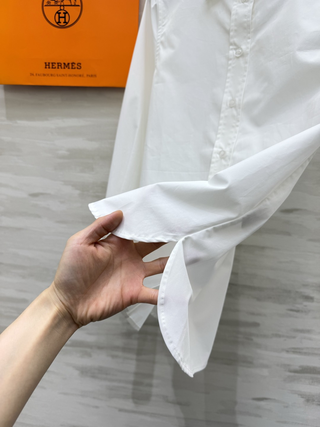 Hermè♡²⁶刺绣骏马长袖衬衫 高支顺滑棉质面料 垂坠抗皱 触感细腻有筋骨 哑光高级质感 经典尖领版型 同色系纽扣门襟