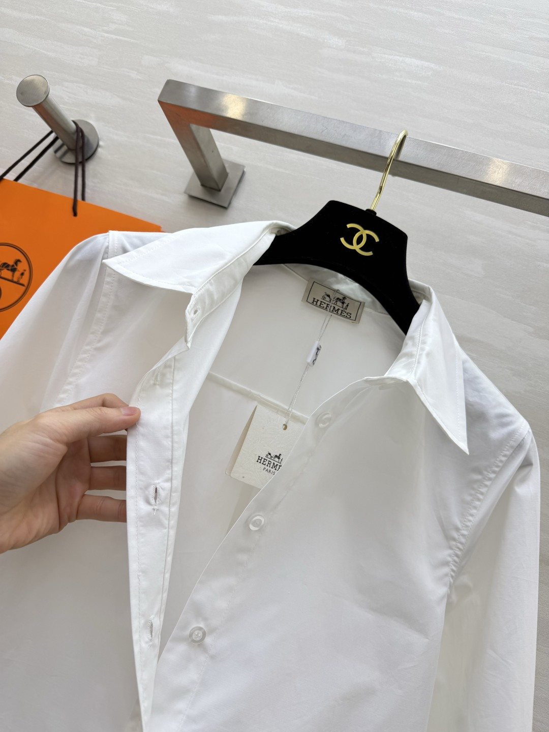 Hermè♡²⁶刺绣骏马长袖衬衫 高支顺滑棉质面料 垂坠抗皱 触感细腻有筋骨 哑光高级质感 经典尖领版型 同色系纽扣门襟