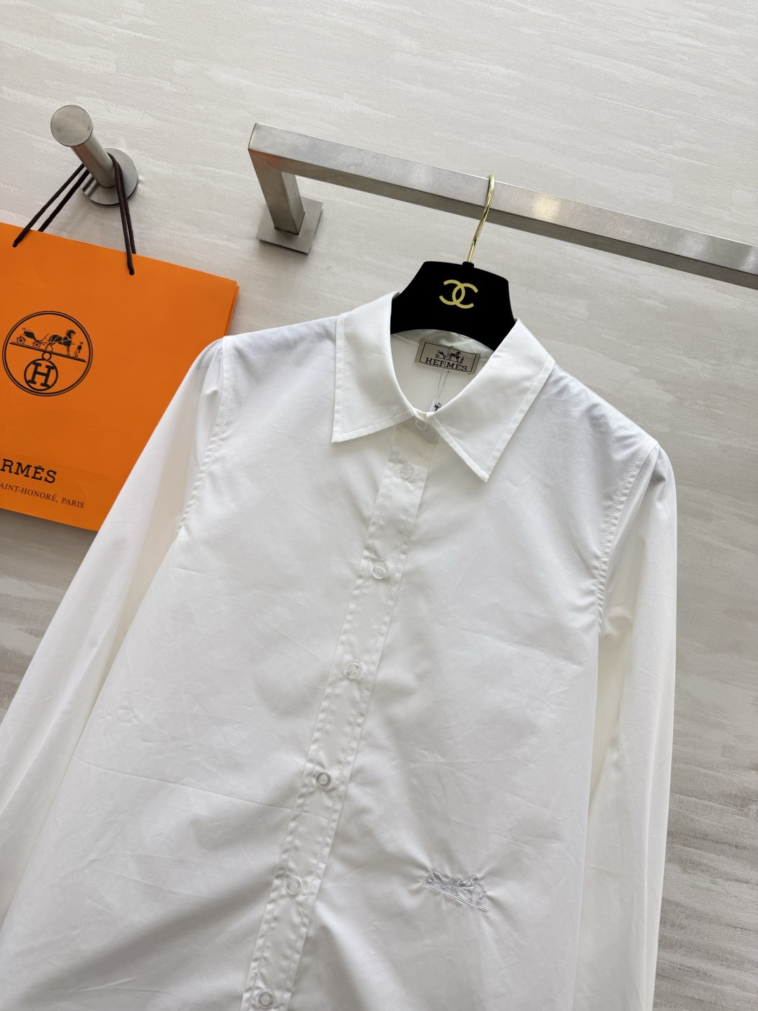 Hermè♡²⁶刺绣骏马长袖衬衫 高支顺滑棉质面料 垂坠抗皱 触感细腻有筋骨 哑光高级质感 经典尖领版型 同色系纽扣门襟