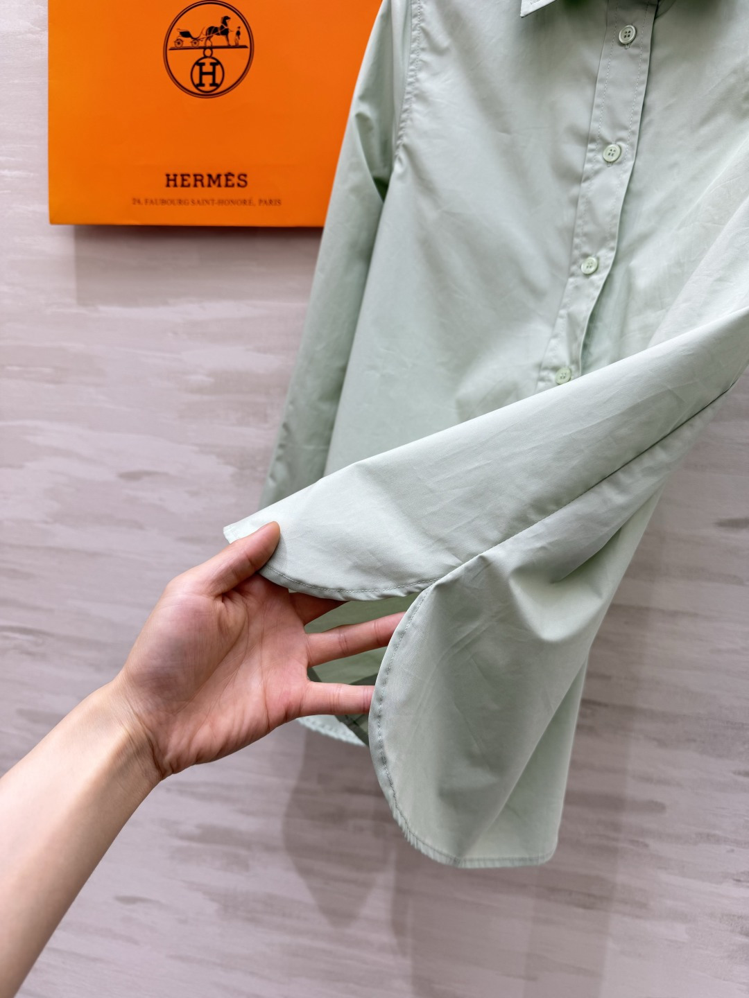 Hermè♡²⁶刺绣骏马长袖衬衫 高支顺滑棉质面料 垂坠抗皱 触感细腻有筋骨 哑光高级质感 经典尖领版型 同色系纽扣门襟 Hermè♡²⁶刺绣骏马长袖衬衫 高支顺滑棉质面料 垂坠抗皱 触感细腻有筋骨 哑光高级质感 经典尖领版型 同色系纽扣门襟