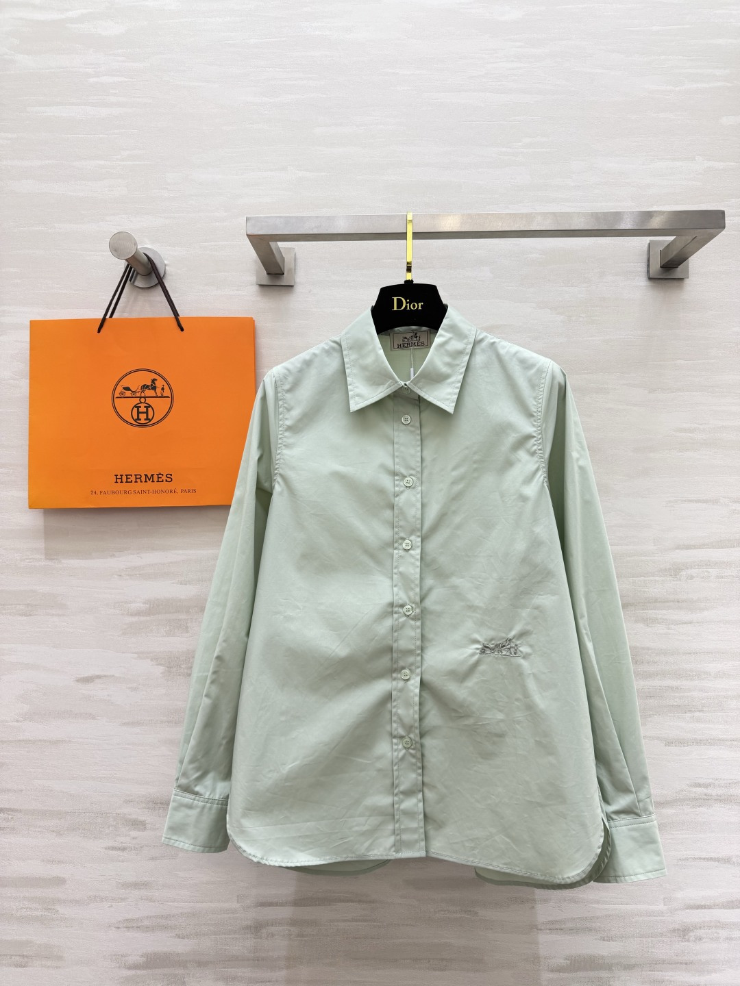 Hermè♡²⁶刺绣骏马长袖衬衫 高支顺滑棉质面料 垂坠抗皱 触感细腻有筋骨 哑光高级质感 经典尖领版型 同色系纽扣门襟
