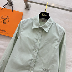 Hermè♡²⁶刺绣骏马长袖衬衫 高支顺滑棉质面料 垂坠抗皱 触感细腻有筋骨 哑光高级质感 经典尖领版型 同色系纽扣门襟 Hermè♡²⁶刺绣骏马长袖衬衫 高支顺滑棉质面料 垂坠抗皱 触感细腻有筋骨 哑光高级质感 经典尖领版型 同色系纽扣门襟