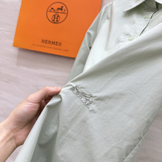 Hermè♡²⁶刺绣骏马长袖衬衫 高支顺滑棉质面料 垂坠抗皱 触感细腻有筋骨 哑光高级质感 经典尖领版型 同色系纽扣门襟 Hermè♡²⁶刺绣骏马长袖衬衫 高支顺滑棉质面料 垂坠抗皱 触感细腻有筋骨 哑光高级质感 经典尖领版型 同色系纽扣门襟