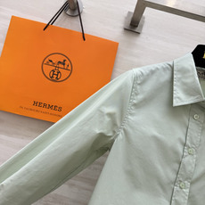 Hermè♡²⁶刺绣骏马长袖衬衫 高支顺滑棉质面料 垂坠抗皱 触感细腻有筋骨 哑光高级质感 经典尖领版型 同色系纽扣门襟 Hermè♡²⁶刺绣骏马长袖衬衫 高支顺滑棉质面料 垂坠抗皱 触感细腻有筋骨 哑光高级质感 经典尖领版型 同色系纽扣门襟