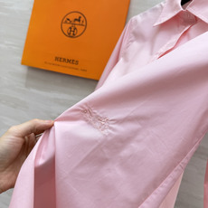 Hermè♡²⁶刺绣骏马长袖衬衫 高支顺滑棉质面料 垂坠抗皱 触感细腻有筋骨 哑光高级质感 经典尖领版型 同色系纽扣门襟 Hermè♡²⁶刺绣骏马长袖衬衫 高支顺滑棉质面料 垂坠抗皱 触感细腻有筋骨 哑光高级质感 经典尖领版型 同色系纽扣门襟