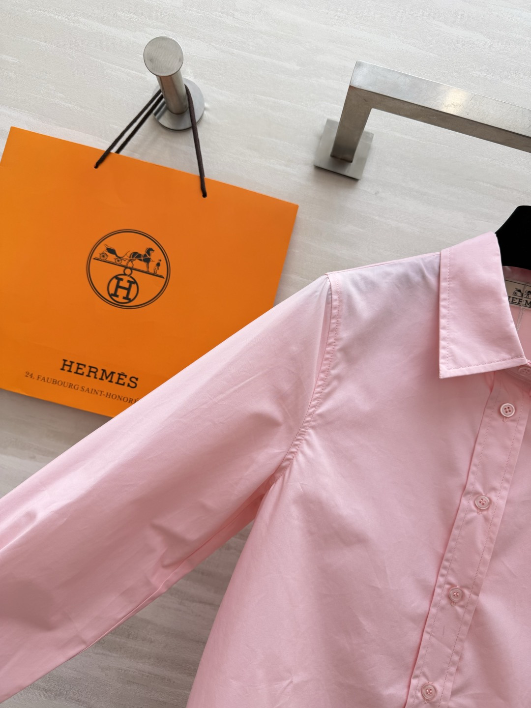 Hermè♡²⁶刺绣骏马长袖衬衫 高支顺滑棉质面料 垂坠抗皱 触感细腻有筋骨 哑光高级质感 经典尖领版型 同色系纽扣门襟 Hermè♡²⁶刺绣骏马长袖衬衫 高支顺滑棉质面料 垂坠抗皱 触感细腻有筋骨 哑光高级质感 经典尖领版型 同色系纽扣门襟
