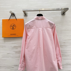 Hermè♡²⁶刺绣骏马长袖衬衫 高支顺滑棉质面料 垂坠抗皱 触感细腻有筋骨 哑光高级质感 经典尖领版型 同色系纽扣门襟 Hermè♡²⁶刺绣骏马长袖衬衫 高支顺滑棉质面料 垂坠抗皱 触感细腻有筋骨 哑光高级质感 经典尖领版型 同色系纽扣门襟