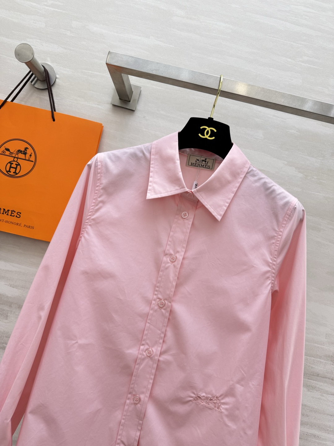 Hermè♡²⁶刺绣骏马长袖衬衫 高支顺滑棉质面料 垂坠抗皱 触感细腻有筋骨 哑光高级质感 经典尖领版型 同色系纽扣门襟 Hermè♡²⁶刺绣骏马长袖衬衫 高支顺滑棉质面料 垂坠抗皱 触感细腻有筋骨 哑光高级质感 经典尖领版型 同色系纽扣门襟