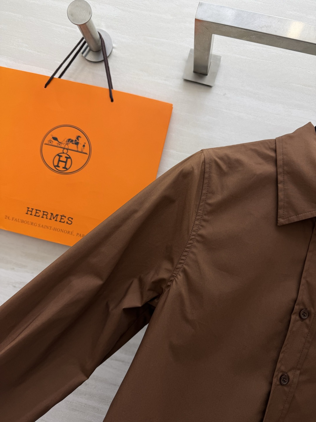 Hermè♡²⁶刺绣骏马长袖衬衫 高支顺滑棉质面料 垂坠抗皱 触感细腻有筋骨 哑光高级质感 经典尖领版型 同色系纽扣门襟 Hermè♡²⁶刺绣骏马长袖衬衫 高支顺滑棉质面料 垂坠抗皱 触感细腻有筋骨 哑光高级质感 经典尖领版型 同色系纽扣门襟