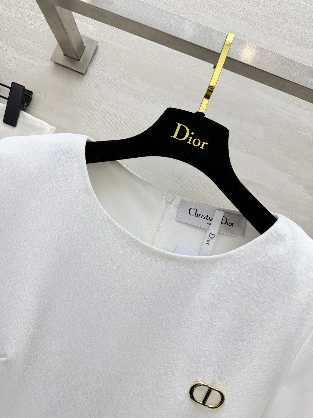 DIO♡²⁶宝藏收腰上衣✨圆领简约耐看｜金属CD细节精致 下摆开叉荷叶边 一键拉高腰线 醋酸混纺面料版型挺括 修饰腰身超