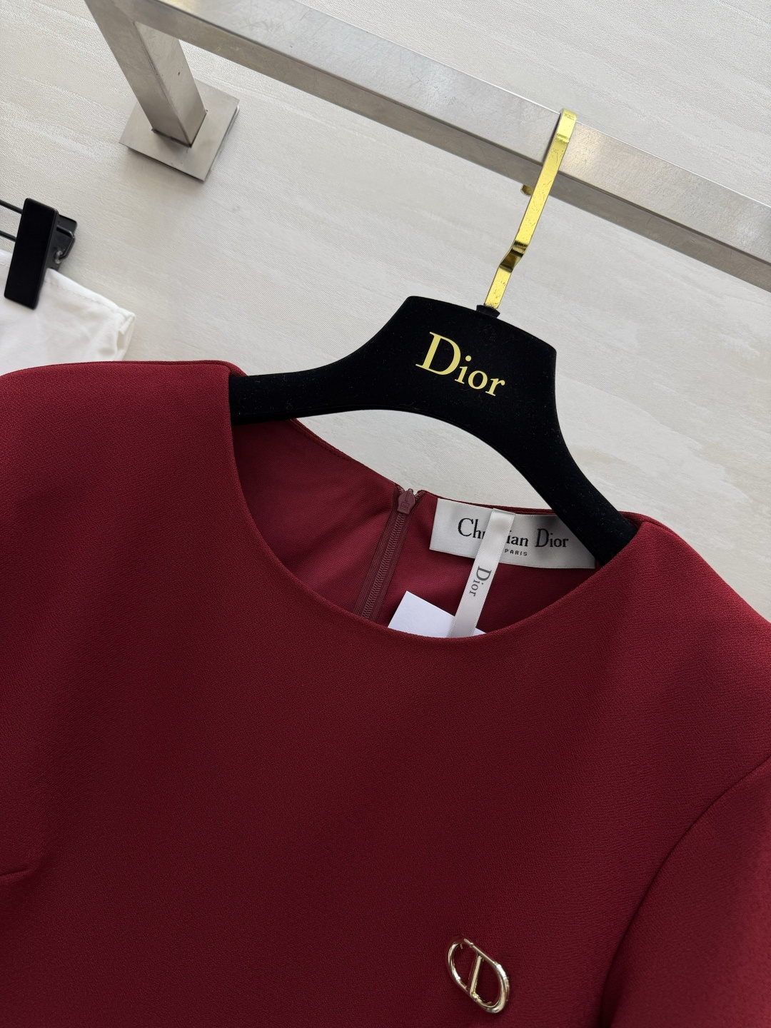 DIO♡²⁶宝藏收腰上衣✨圆领简约耐看｜金属CD细节精致 下摆开叉荷叶边 一键拉高腰线 醋酸混纺面料版型挺括 修饰腰身超