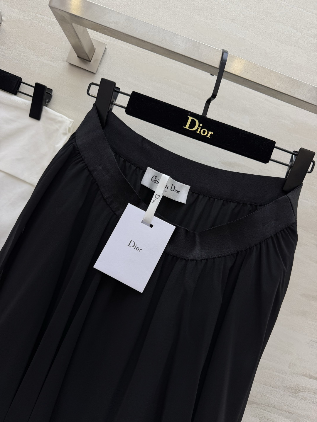 DIO♡²⁶高级感半裙 温柔本身🤍松紧腰头 不挑腰围自在舒适 大裙摆自然垂坠舒展 自带灵动感 走动间仙气萦绕 搭配干练上