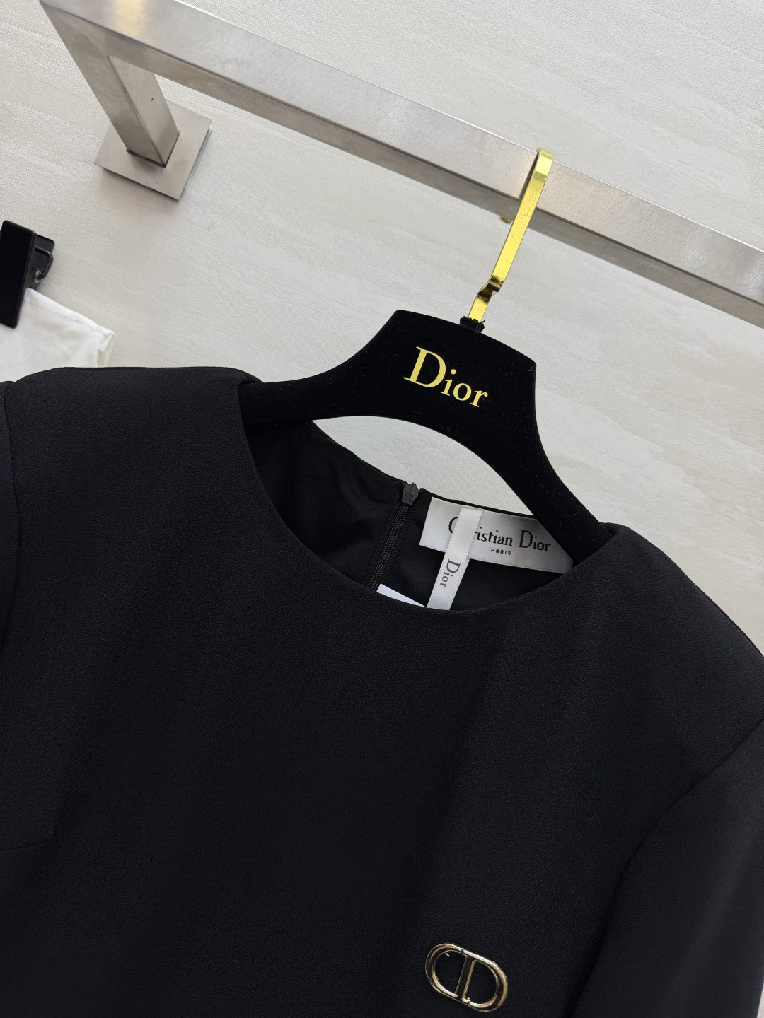 DIO♡²⁶宝藏收腰上衣✨圆领简约耐看|金属CD细节精致 下摆开叉荷叶边 一键拉高腰线 醋酸混纺面料版型挺括 修饰腰身超 DIO♡²⁶宝藏收腰上衣✨圆领简约耐看|金属CD细节精致 下摆开叉荷叶边 一键拉高腰线 醋酸混纺面料版型挺括 修饰腰身超